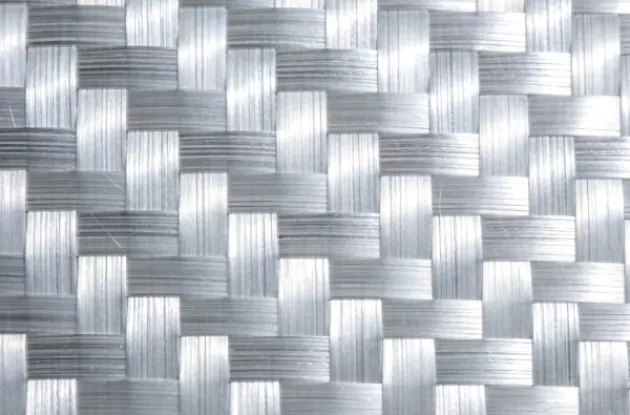 샌드위치 패널에서 유리섬유 코어 매트는 무엇에 사용되나요?